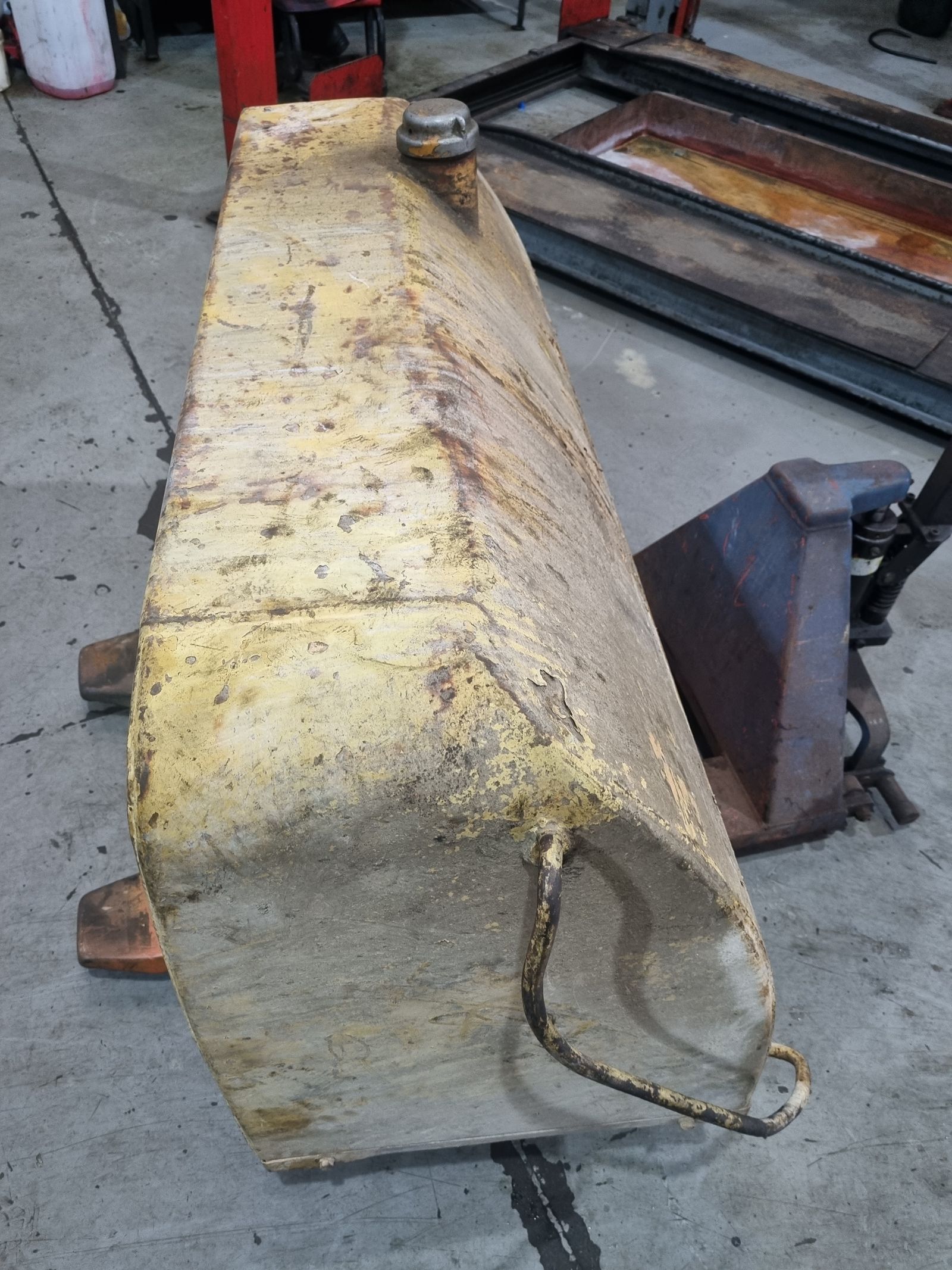 Earth-moving machine fuel tank – before photo 2