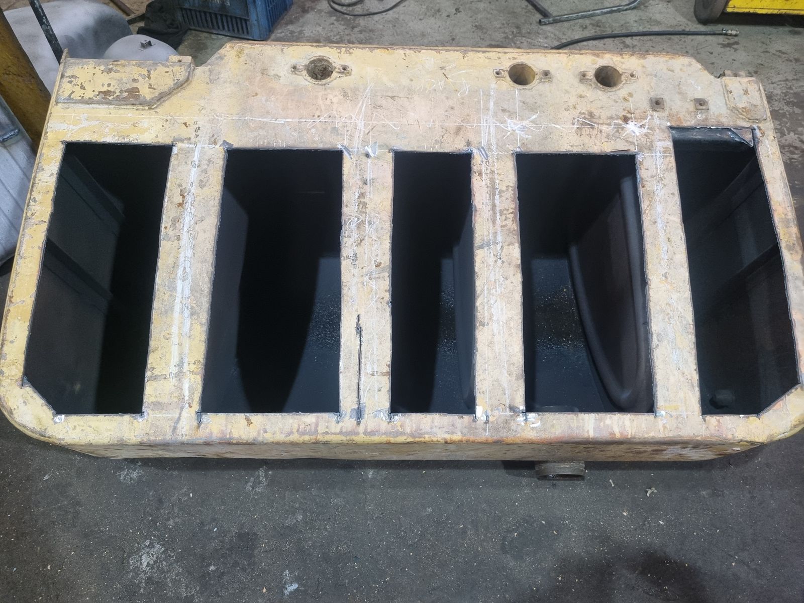 Earth-moving machine fuel tank – process photo 11