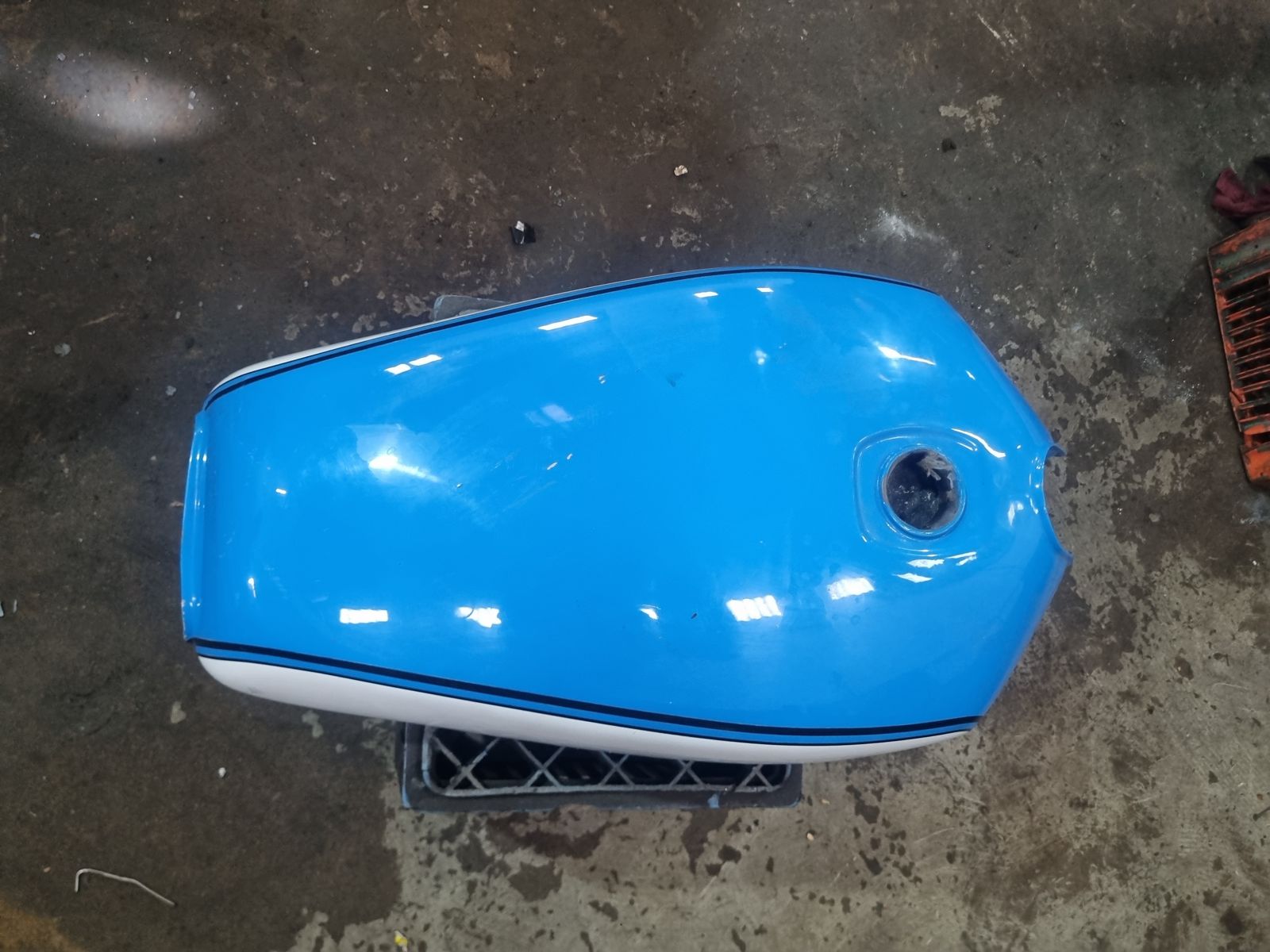 Motorcycle tank re-coating – process / result photo 5