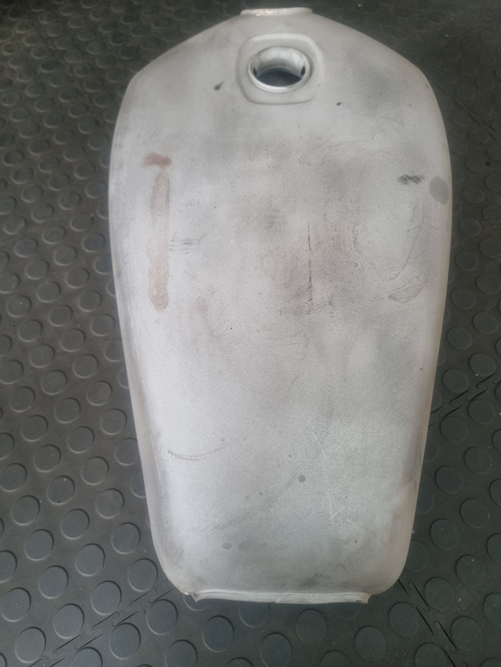 Motorcycle tank re-coating – process / result photo 9